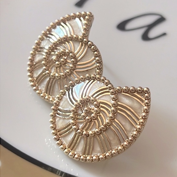 SEASHELL BAUBLEBAR 🐚 GOLD DETAILED EARRINGS - Picture 5 of 8